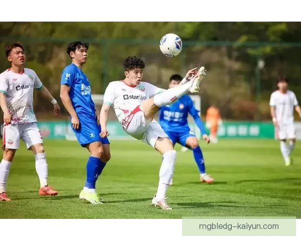 足球赛季冠军表现稳健，球队争夺激烈引关注